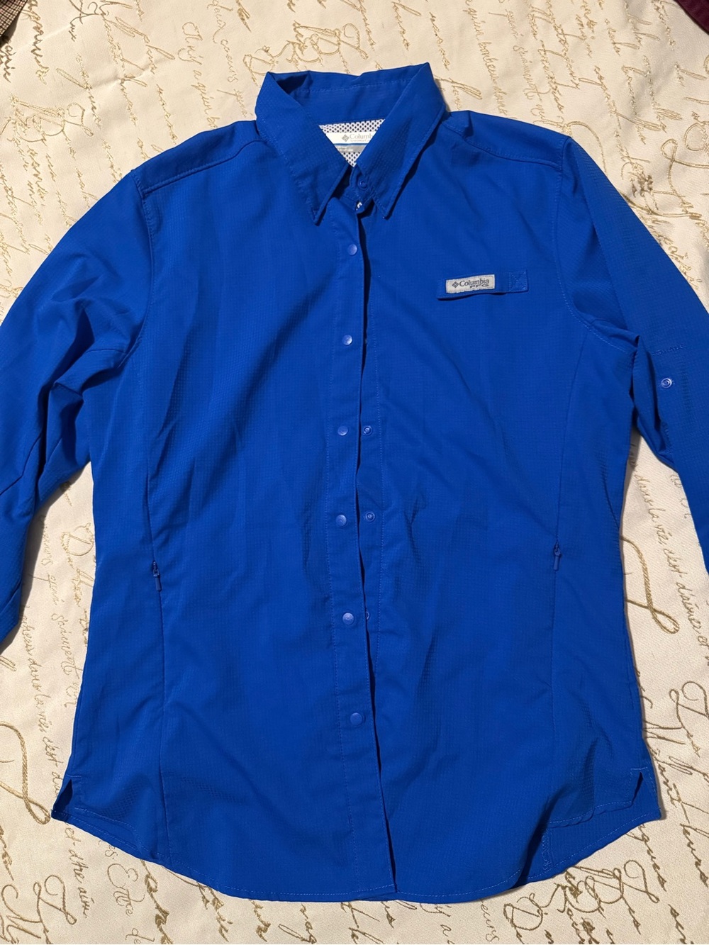 Columbia woman’s Blue Performance Button-Up Shirt